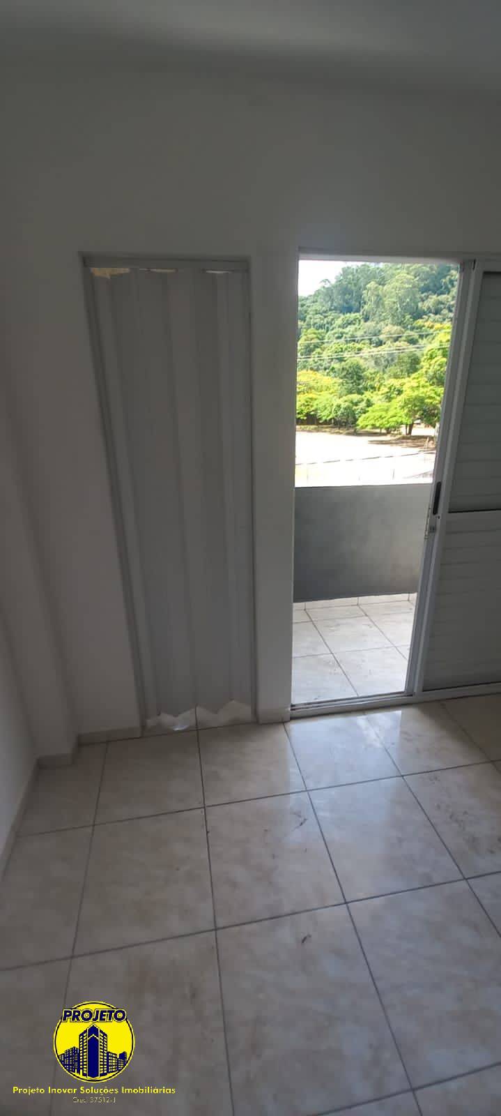 Casa à venda com 6 quartos, 200m² - Foto 3