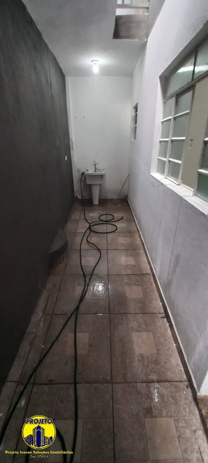 Casa à venda com 6 quartos, 200m² - Foto 11