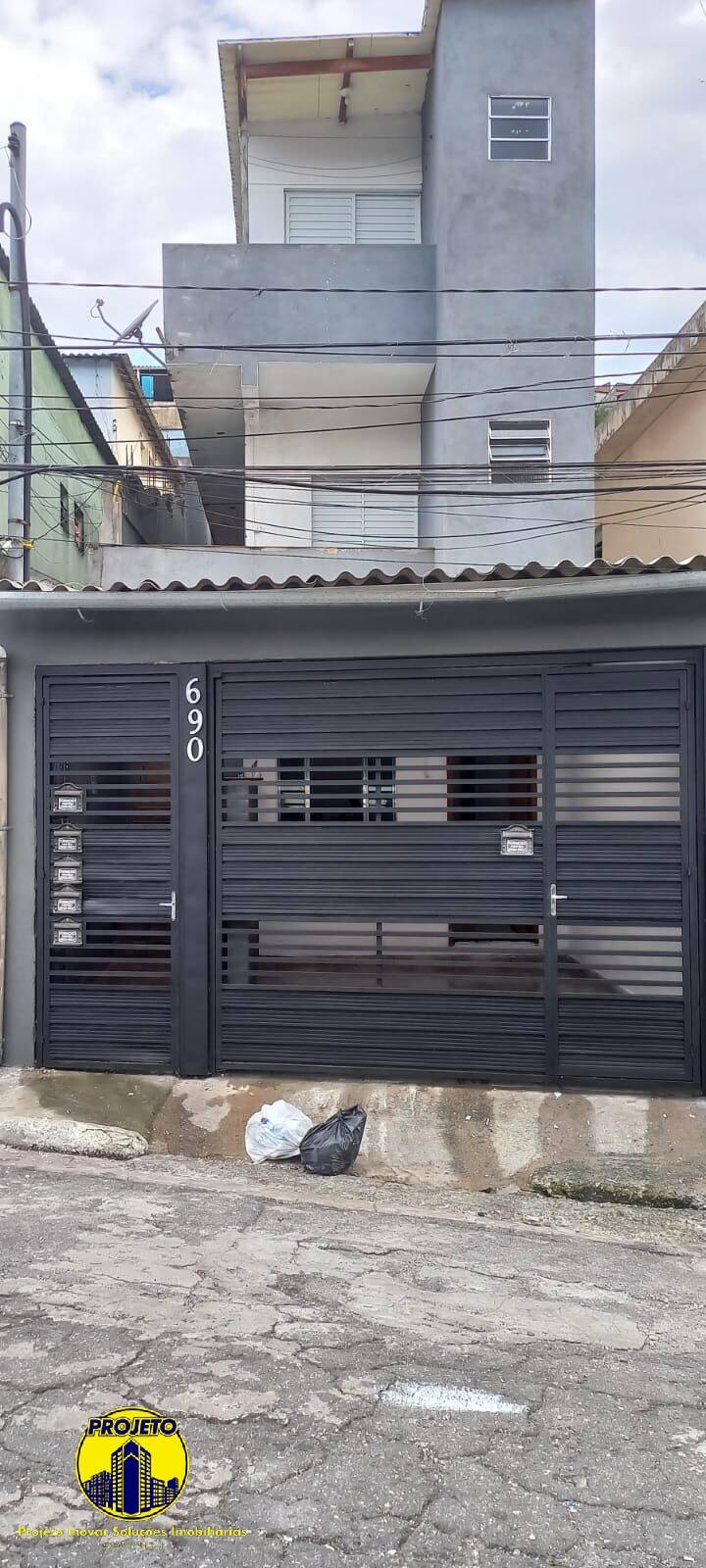 Casa à venda com 6 quartos, 200m² - Foto 1